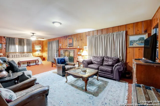 461 Highway 173 S Devine, TX 78016